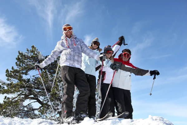 Giovani che si divertono alle vacanze sugli sci — Foto Stock
