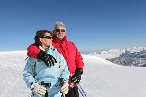 Casal em uma viagem de esqui — Fotografia de Stock