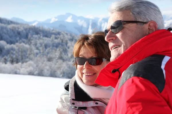 雪の風景にスキーヤーのカップル — ストック写真