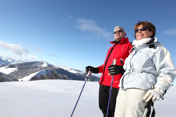 Seniorenpaar beim Skifahren — Stockfoto