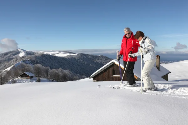 スキーのカップル — ストック写真