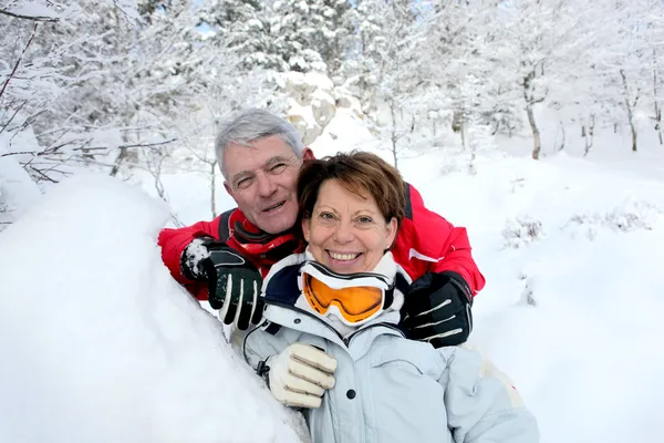 Ανώτερος ζευγάρι στο χιονισμένο τοπίο — Φωτογραφία Αρχείου