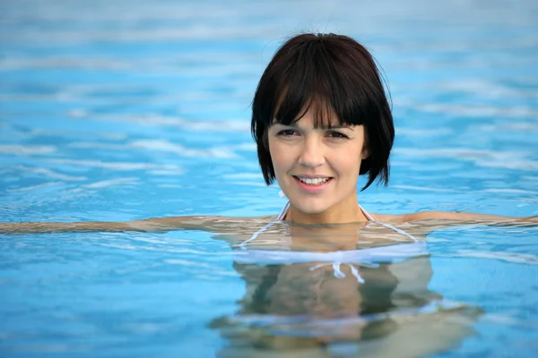 Morena atraente na piscina — Fotografia de Stock