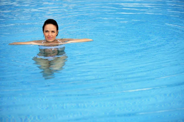 スイミング プールで単独でブルネット — ストック写真