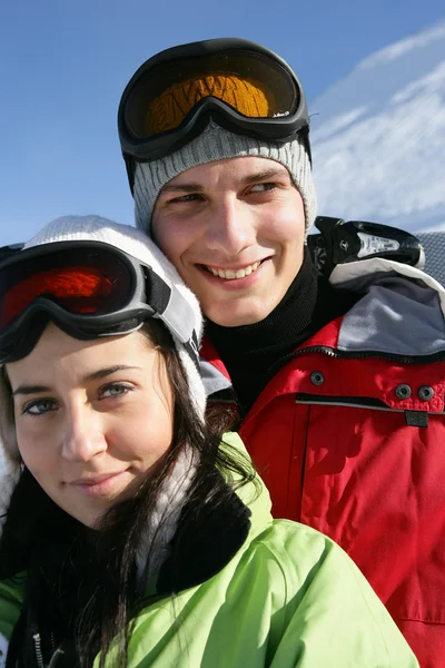 Młody uśmiechający się w snowsuits — Zdjęcie stockowe