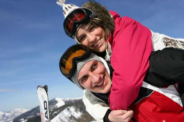 Jovem casal brincando nas pistas de esqui — Fotografia de Stock