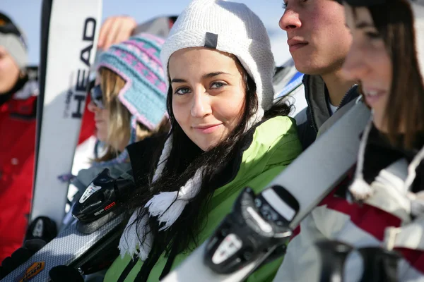 Groupe de jeunes skieurs — Photo