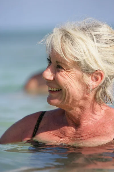 Donna anziana nuoto — Foto Stock