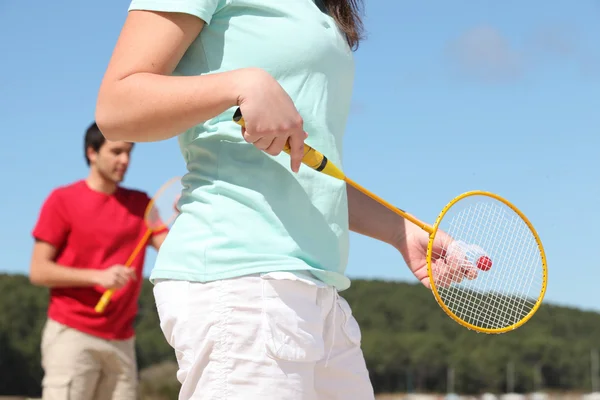 Paar spelen badminton — Stockfoto