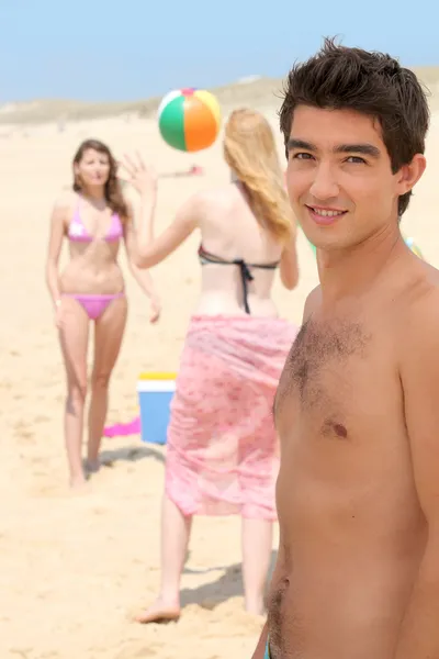 Tre adolescenti che giocano con la palla in spiaggia — Foto Stock