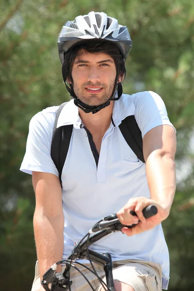 25-річний чоловік робить гірський велосипед — стокове фото