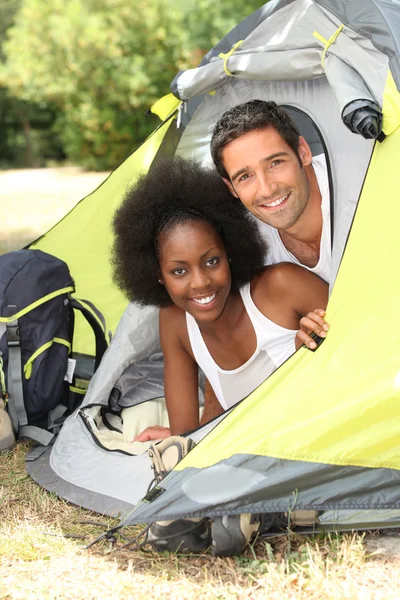 Coppia sorridente in una tenda — Foto Stock
