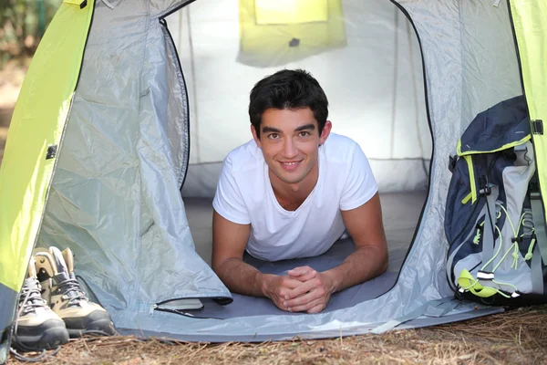 Adolescente em uma tenda — Fotografia de Stock