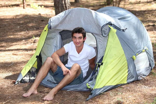 Adolescent garçon assis dans tente — Photo