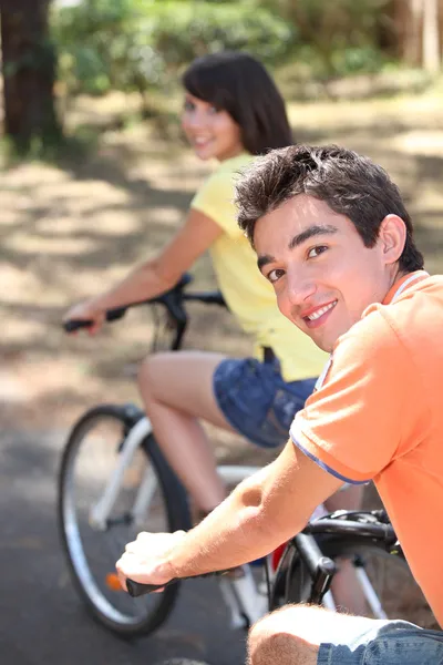 Teenage boy and girl on bike ride — Stock Photo, Image