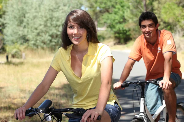Jovem casal em passeio de bicicleta — Fotografia de Stock