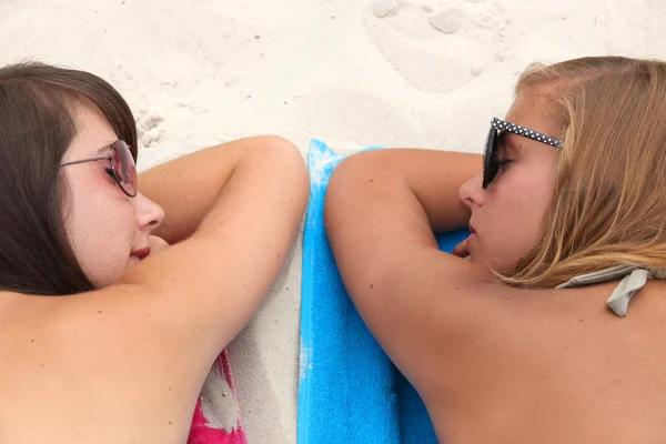 Closeup of two girls sunbathing — Stock Photo, Image