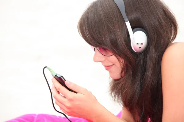 Müzik dinleyen genç bir kadının portresi — Stok fotoğraf