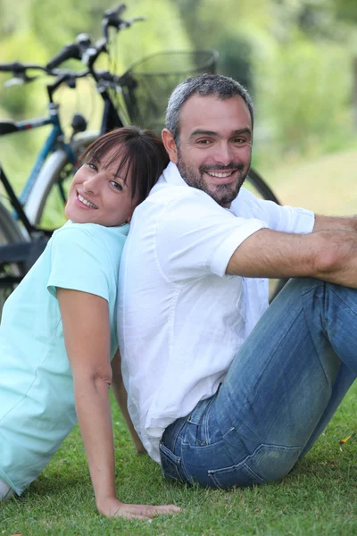 Paar met een fiets rijden in het land — Stockfoto
