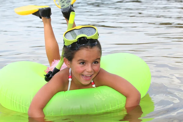 Jong meisje leren om te snorkelen — Stockfoto