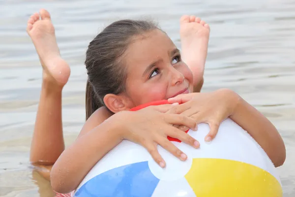 Маленька дівчинка плавання — стокове фото
