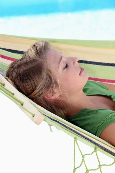 Chica joven descansando en hamaca — Foto de Stock
