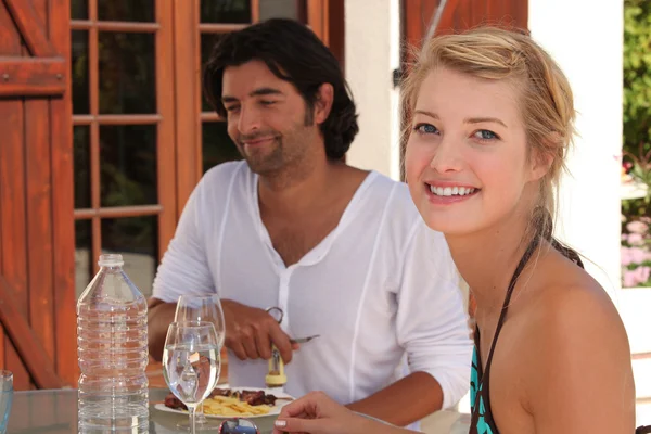 Young couple having lunch alfresco — Stock Photo, Image