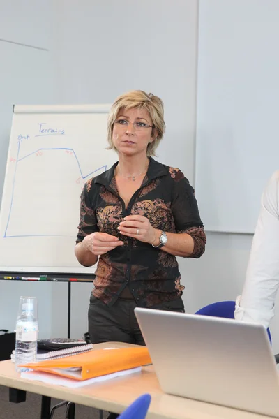 Vrouw op een whiteboard in een presentatie — Stockfoto