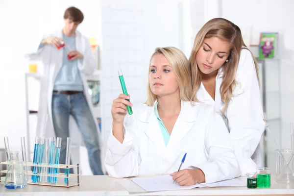 Three teenager in science class — Stock Photo, Image