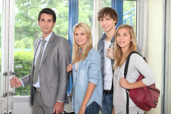 Studenti e insegnanti a scuola — Foto Stock