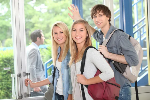 Groep studenten bij Universiteit ingang — Stockfoto