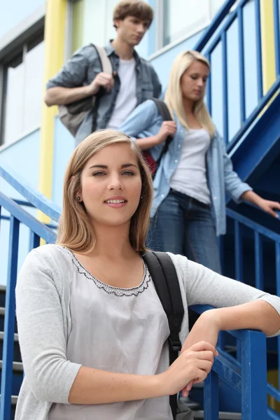 Studenten gehen Stufen hinunter — Stockfoto