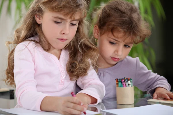 Kleine Mädchen zeichnen mit Buntstiften — Stockfoto