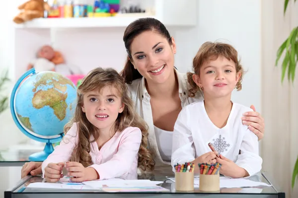 Mulher com crianças pequenas aprendendo sobre o mundo — Fotografia de Stock