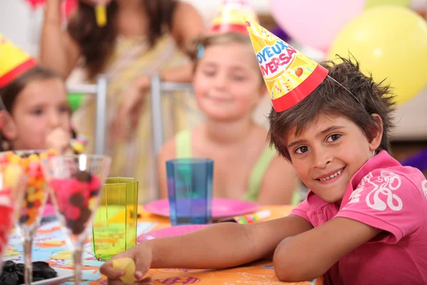 Portret van een kleine jongen op een verjaardagsfeestje — Stockfoto