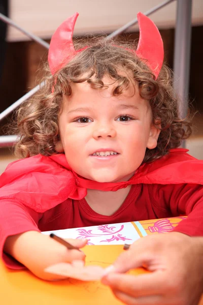 Retrato de criança vestida de diabo — Fotografia de Stock