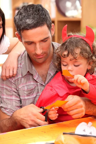 Ребенок, одетый как дьявол на Хэллоуин — стоковое фото