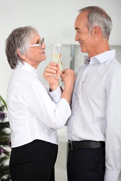 Reifes Paar trinkt Champagner — Stockfoto