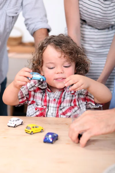 Ребенок играет с игрушечными машинами — стоковое фото