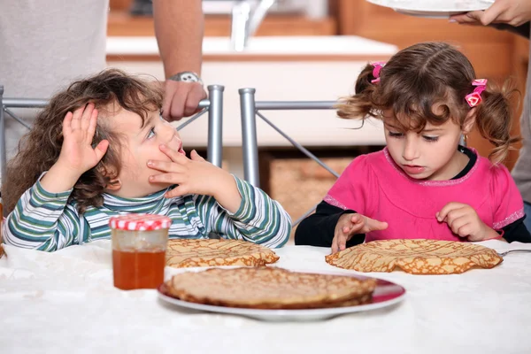 Дети едят блинчики — стоковое фото