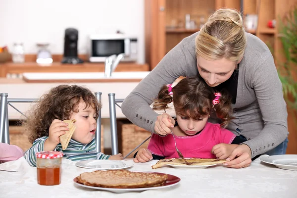 Kids eating pancakes for breakfast — Stock Photo, Image