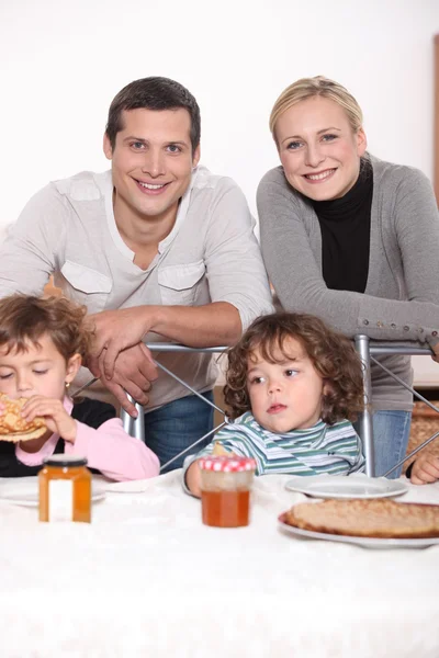 Familia disfrutando crepes . —  Fotos de Stock