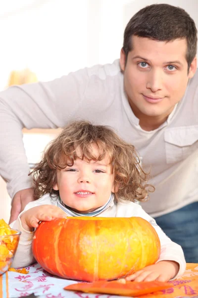 Young man, kid and pumpkin — Stock Photo, Image