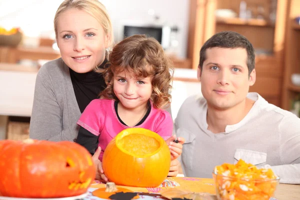 Família feliz pronta para o Halloween — Fotografia de Stock