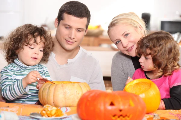 Anne ve baba ve iki çocuğuyla Cadılar Bayramı kutluyor — Stok fotoğraf