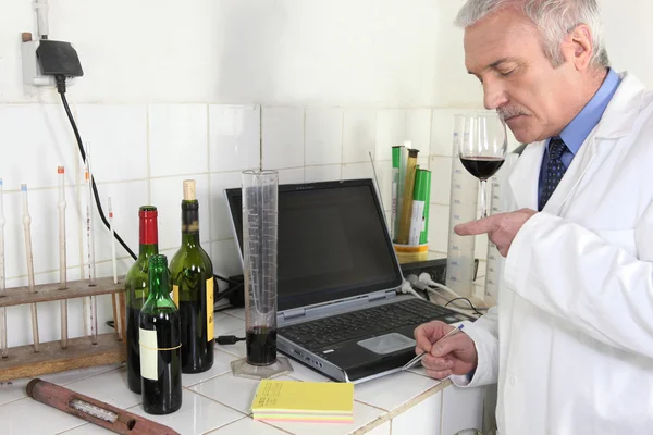 Especialista em vinhos em laboratório — Fotografia de Stock