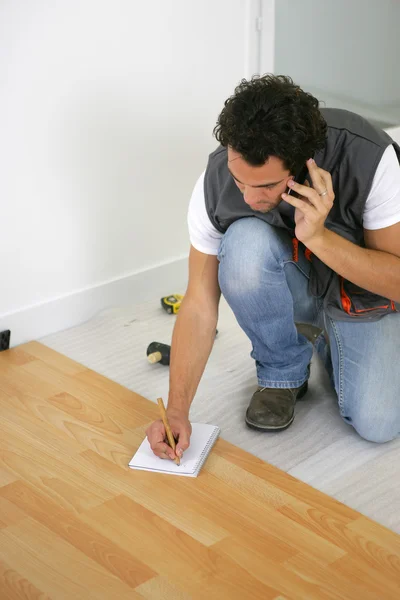 Tradesman talking with his client on the phone — Stock Photo, Image