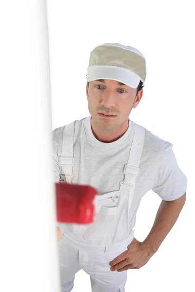 Decorador pintando una habitación blanca con un rodillo —  Fotos de Stock