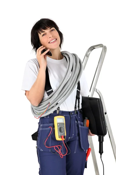 Eletricista feminino fazendo telefonema — Fotografia de Stock