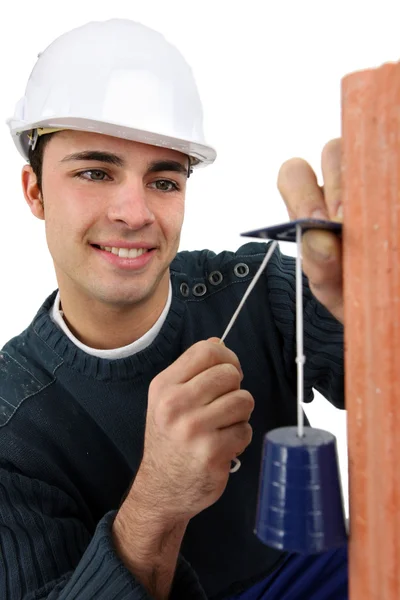 Builder inspekterande vägg — Stockfoto